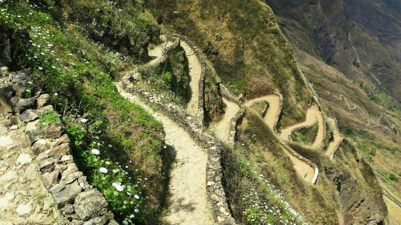 Afdaling via een zig-zag weg bij Cova de Paúl